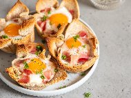 Рецепта Закуска от солени кошнички от филийки с бекон и яйца на фурна (във форми за мъфини)